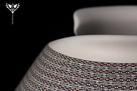 Keramik von Mata Ortiz - Großes Wettbewerbsstück mit Sgraffito - Huichol-Kunst - Marakame