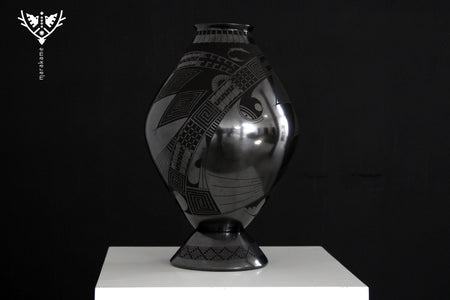 Mata Ortiz Keramik - Großes schwarzes Stück VII - Huichol-Kunst - Marakame
