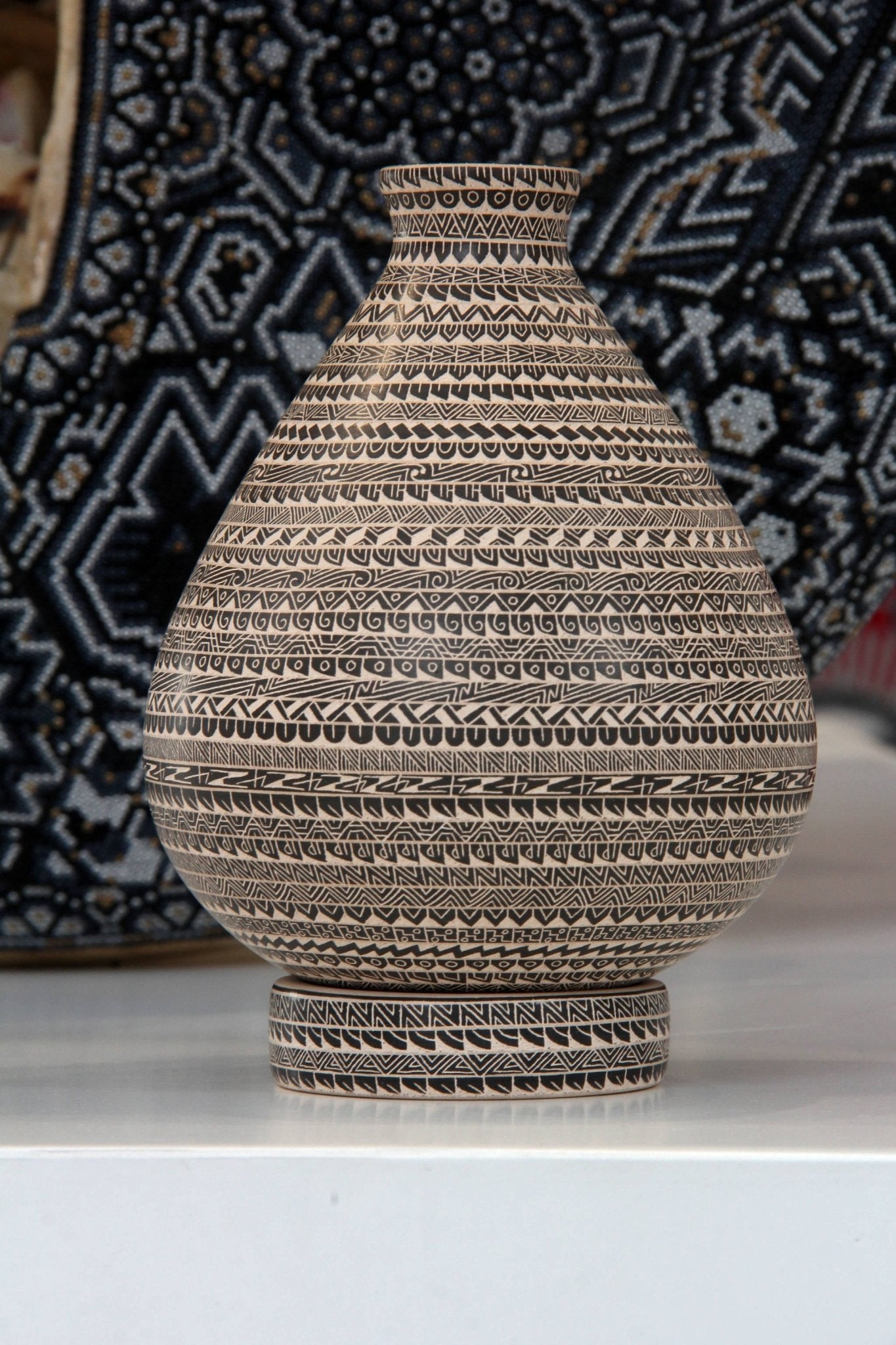 Mata Ortiz-Keramik - Feines Sgraffito-Mittelstück - Huichol-Kunst - Marakame