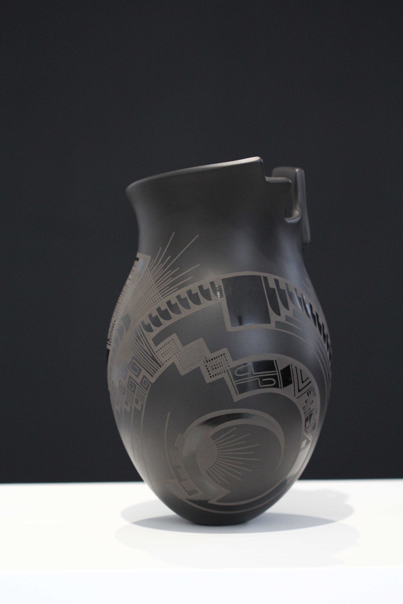 Mata Ortiz Keramik - Schwarzes Stück mit Laubsägearbeiten I - Huichol art - Marakame