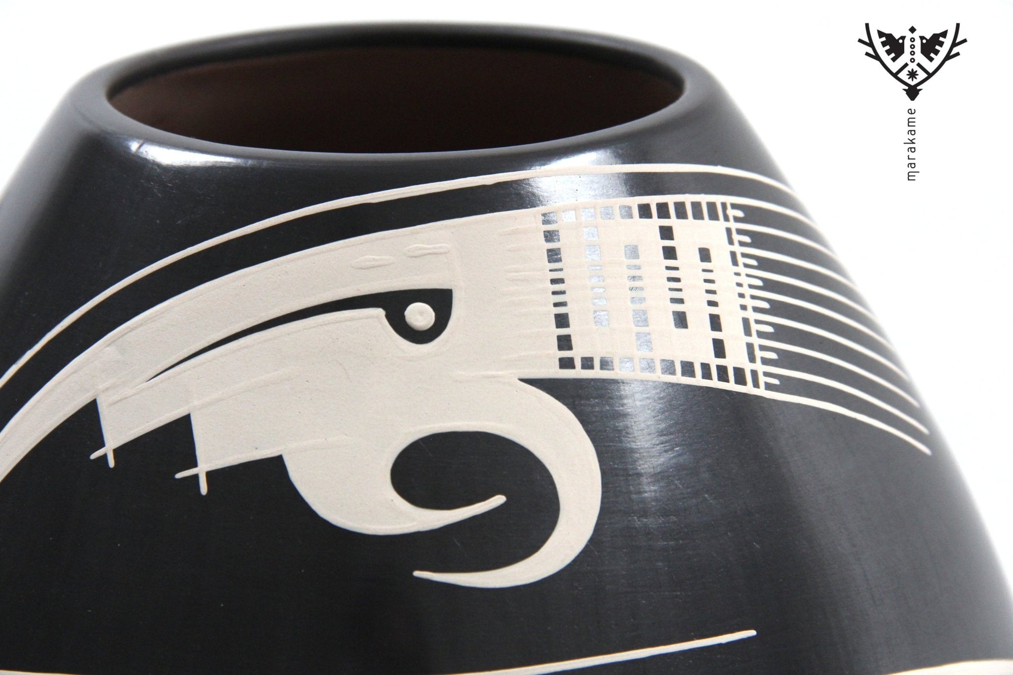 Mata Ortiz Keramik - Schwarzes Stück mit traditioneller Malerei - Huichol-Kunst - Marakame