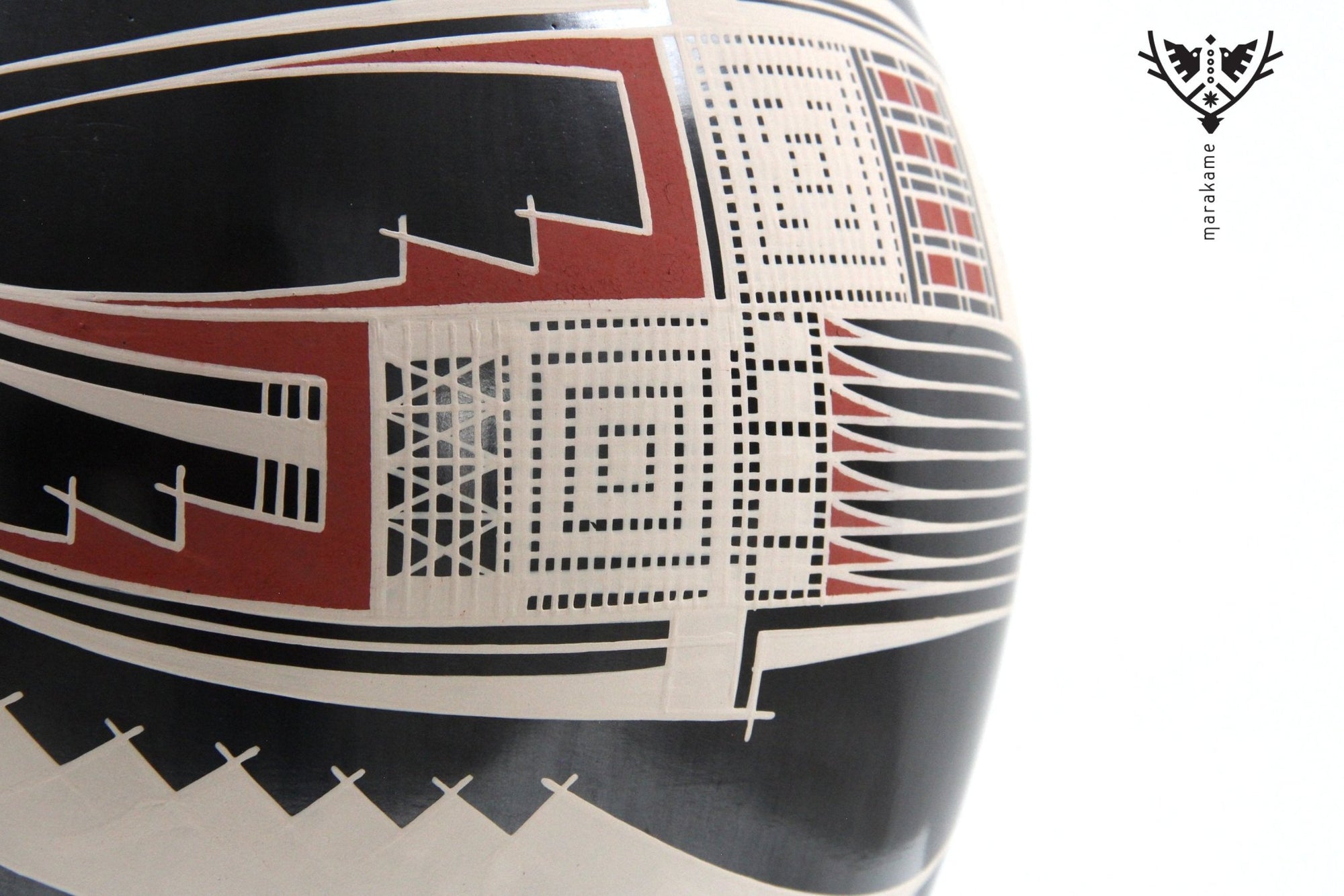 Mata Ortiz Keramik - Schwarzes Stück mit traditioneller Malerei - Huichol-Kunst - Marakame