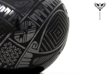 Mata Ortiz Keramik - Kleines schwarzes Stück III - Huichol-Kunst - Marakame