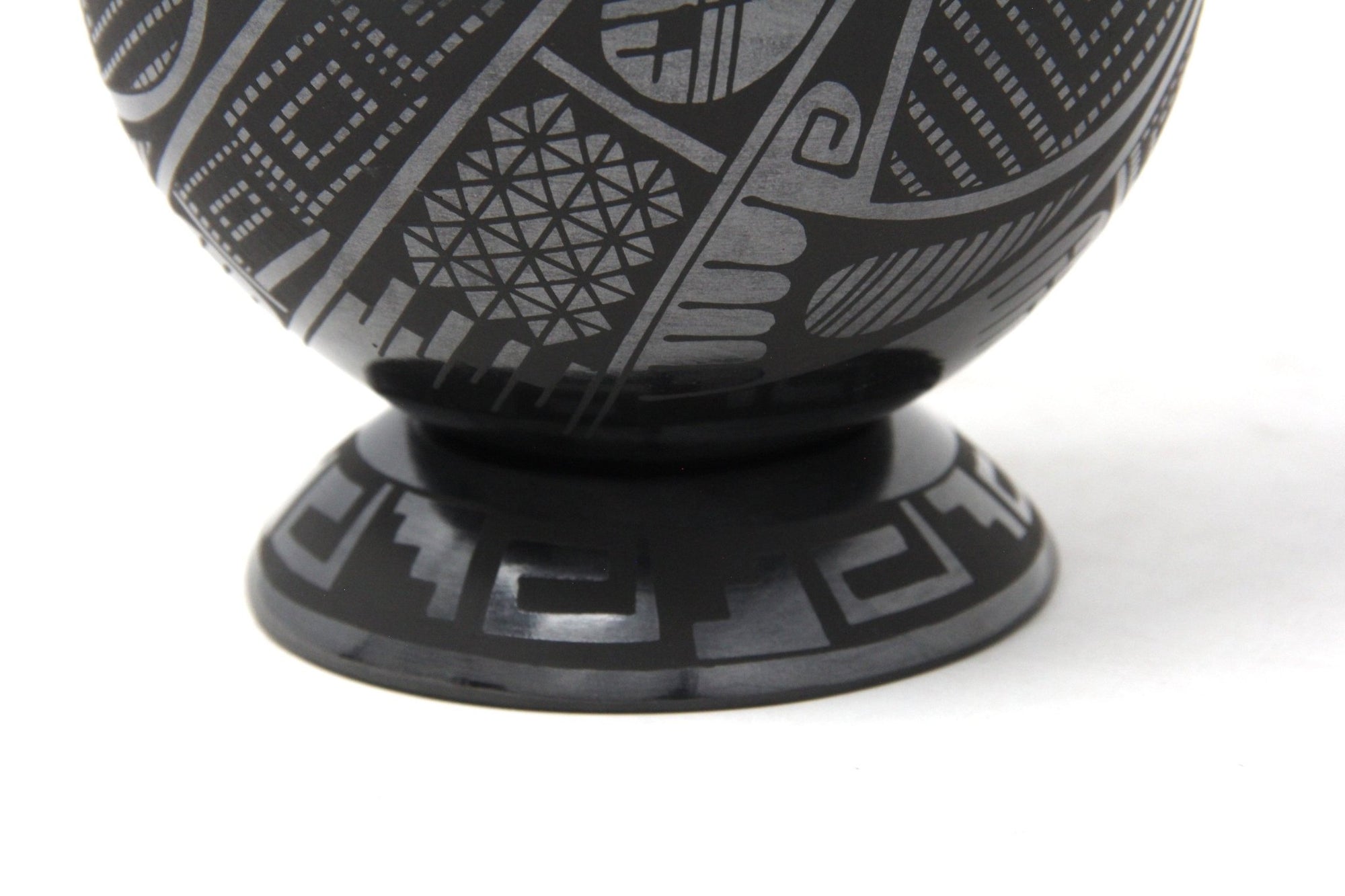 Mata Ortiz ceramics - Small black piece III - Huichol art - Marakame