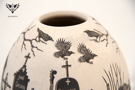 Mata Ortiz Keramik – Gebet im Pantheon bei Tag – Tag der Toten – Huichol-Kunst – Marakame