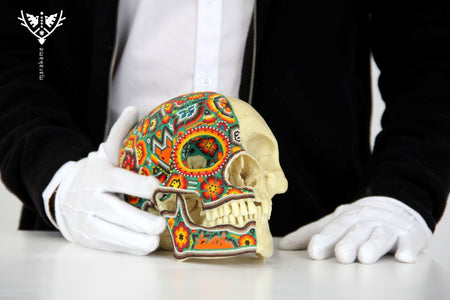 Cráneo Hiperrealista de Humano escala real "Xapawiyemeta" - Arte Huichol - Marakame