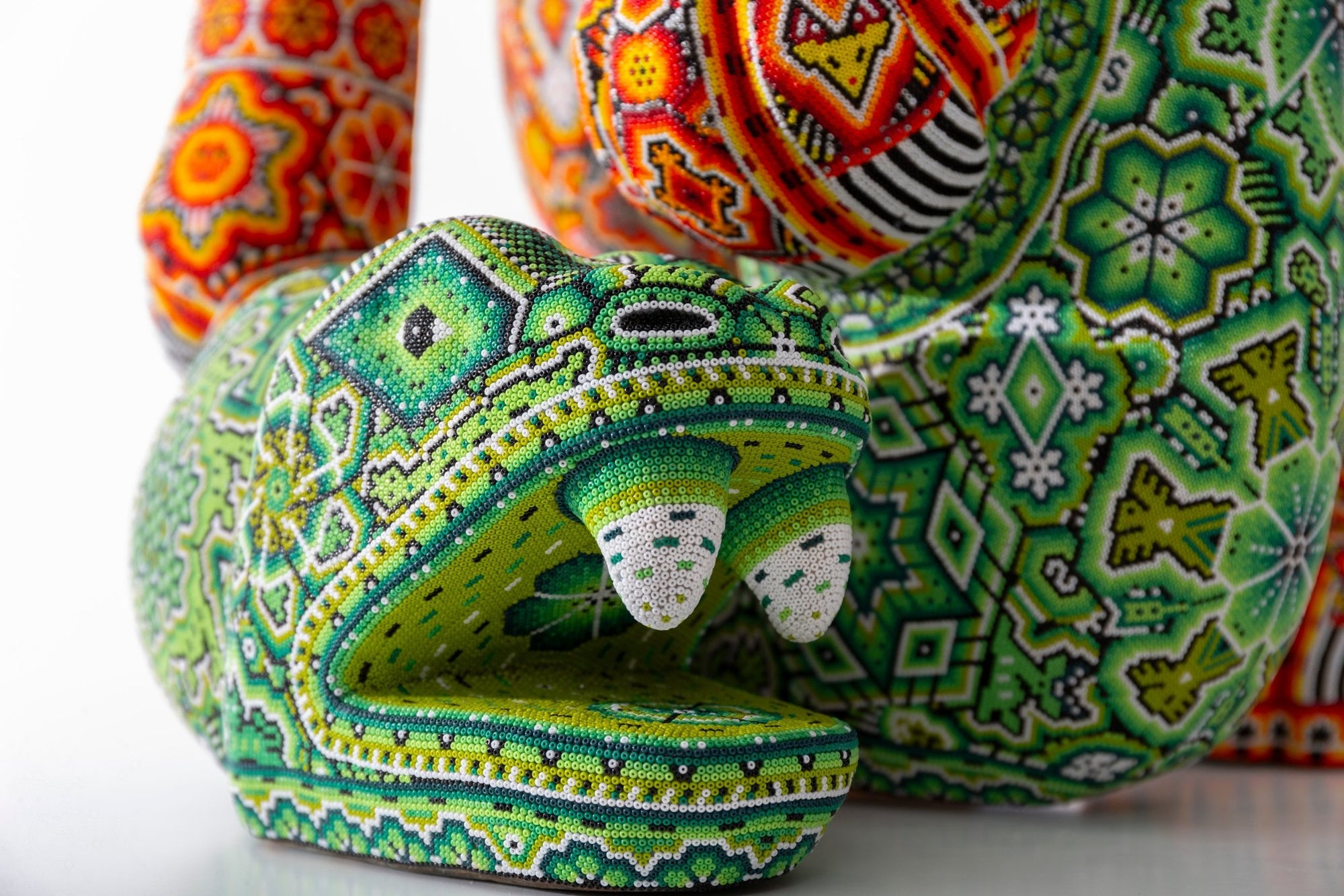 Huichol-Kunstskulptur – Geflügelter Jaguar mit Schlange – Tatewari – Huichol-Kunst – Marakame