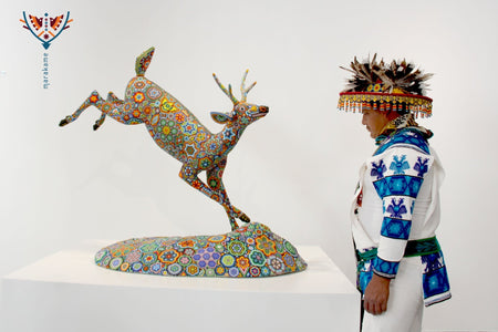 Scultura d'arte Huichol - Cervo che salta - Maxa utsik+kame - Arte Huichol - Marakame