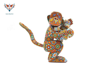 Escultura de copal Chango con bebé - Yurienaka - Arte Huichol - Marakame