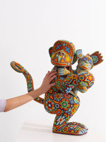 Escultura de copal Chango con bebé - Yurienaka - Arte Huichol - Marakame
