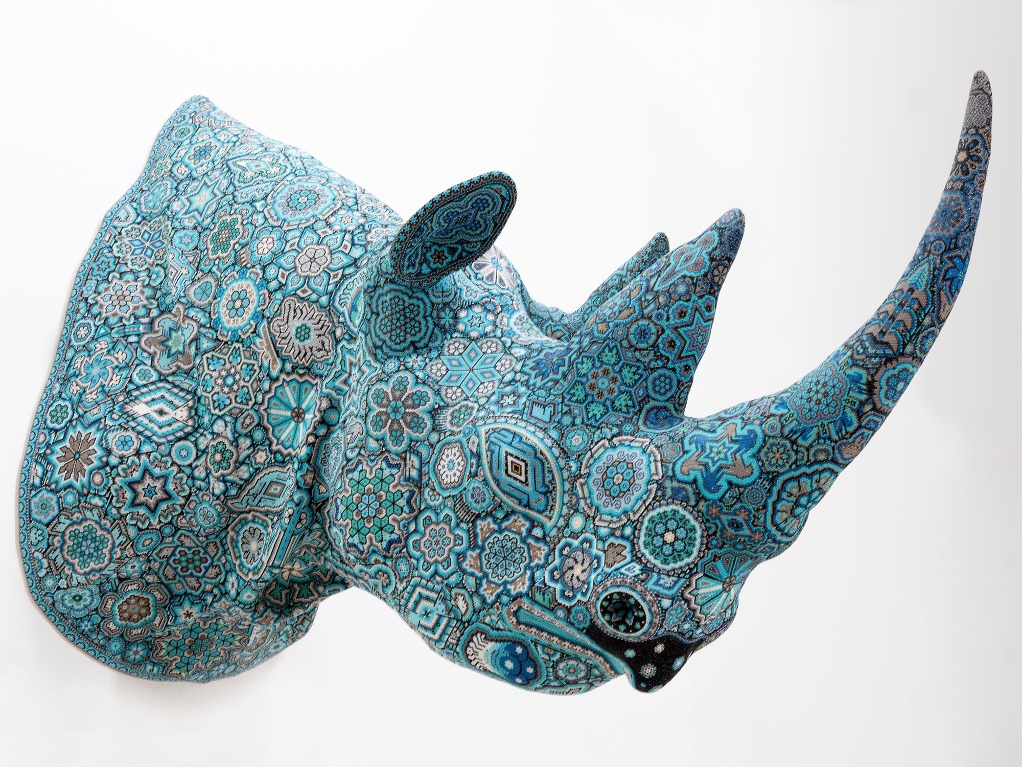 Preventa - Escultura Arte Huichol - Cabeza de Rinoceronte adulto - Hikuri - Arte Huichol - Marakame